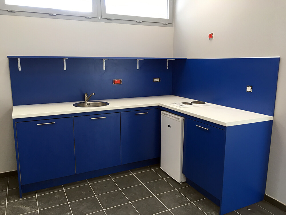 Aménagement du coin cuisine dans l'espace détente de Michelin à Blanzy (71)